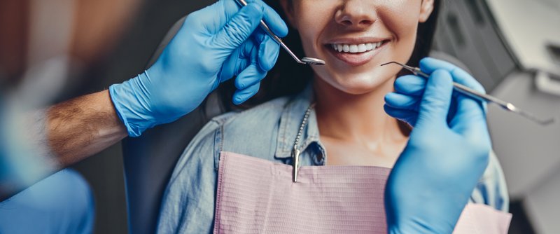 Emergency dentist in Richmond using clean tools   